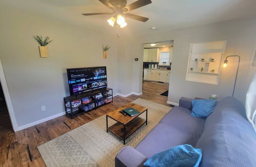 Ottawa House | Steps to downtown, Pet friendly, by Starved Rock!
