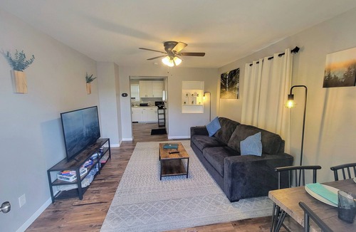 Ottawa House | Steps to downtown, Pet friendly, by Starved Rock!
