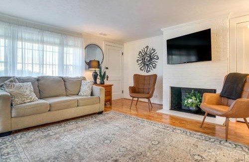 West Hyannisport House | Steps to Eats and Craigville Beach! Cape Cod Cottage