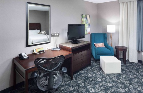 Novi Hotel | Steps to Fountain Walk + On-site Dining. Pool. Gym