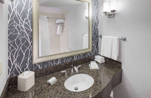 Novi Hotel | Steps to Fountain Walk + On-site Dining. Pool. Gym