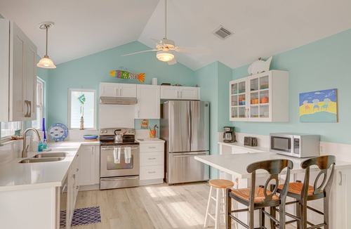 Galveston House | Steps to Galveston Beach: Dog-Friendly Gem w/Yard