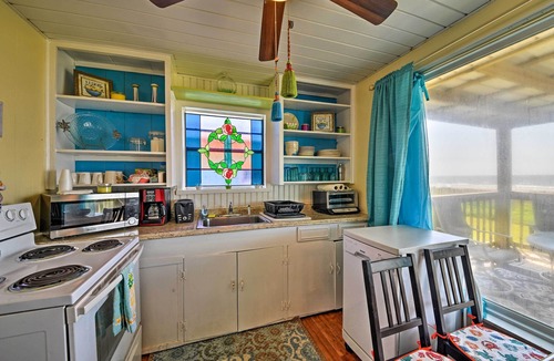Gulf Palms House | Steps to Gulf! Pet-Friendly Galveston Getaway