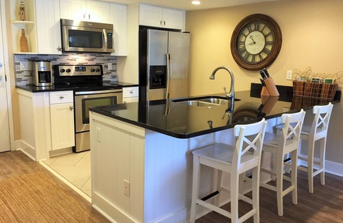 Harbour Town Condo | Steps to Harbour Town Lighthouse & Marina + 2BR + Pool Access