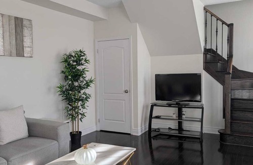 East Credit House | Steps to Heartland Town Centre! Cozy Home with a Huge Backyard