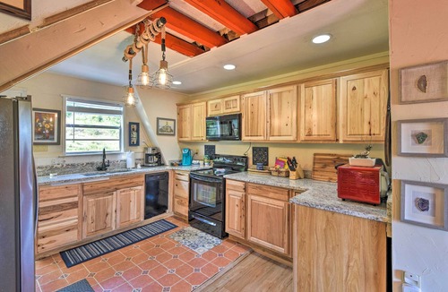 Granbury Cottage | Steps to Lake! Charming Cabin: Pool Access & Decks