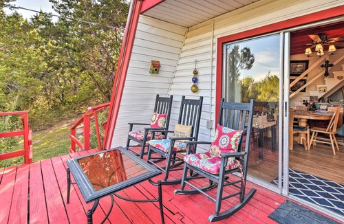 Granbury Cottage | Steps to Lake! Charming Cabin: Pool Access & Decks