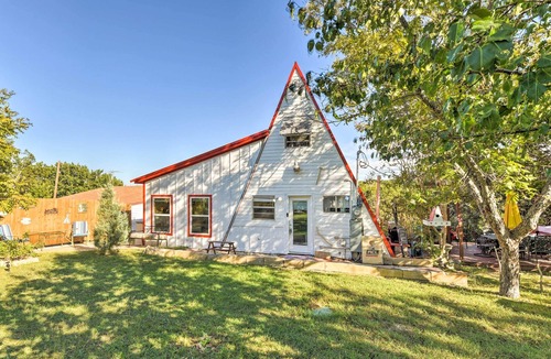 Granbury Cottage | Steps to Lake! Charming Cabin: Pool Access & Decks