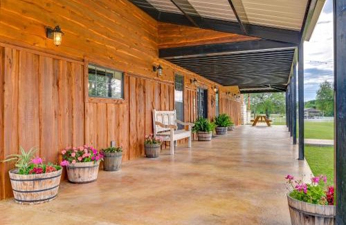 Dennis Apartment | Steps to Lake Granbury: Romantic 'Longhorn Suite'