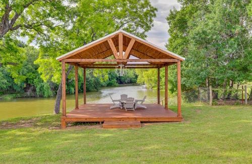 Dennis Apartment | Steps to Lake Granbury: Romantic 'Longhorn Suite'