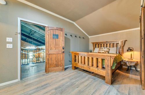 Dennis Apartment | Steps to Lake Granbury: Romantic 'Longhorn Suite'