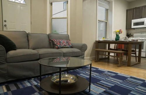 Rush and Division Apartment | *Steps to Mag Mile, 2 BD , fast Wi-Fi, W&D
