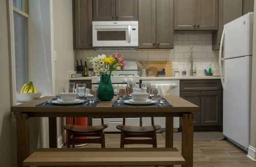 Rush and Division Apartment | *Steps to Mag Mile, 2 BD , fast Wi-Fi, W&D
