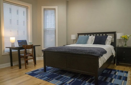 Rush and Division Apartment | Steps to Mag Mile, 2 BD, fast Wi-Fi, W&D