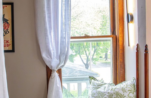 Mount Vernon House | Steps to Main St & Cornell- family fun and sleeps 8!