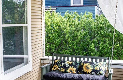 Mount Vernon House | Steps to Main St & Cornell- family fun and sleeps 8!