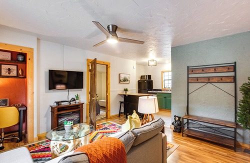 Red River Apartment | Steps to Main Street! Cozy Red River Getaway