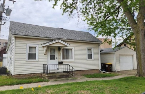 Harvard House | Steps to Metra - Fully Updated - Sleeps 7