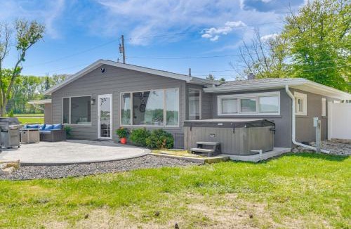 Scott County House | Steps to Mississippi River: Cozy Hot Tub Haven!