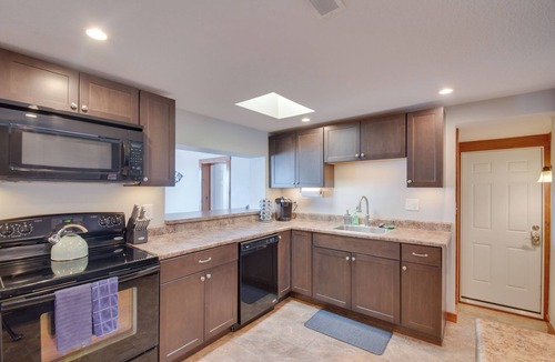 Scott County House | Steps to Mississippi River: Cozy Hot Tub Haven!