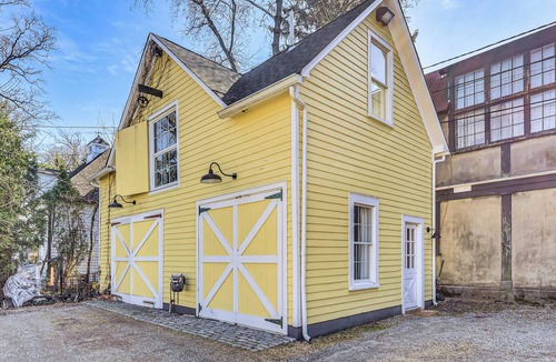 Glen Ridge House | Steps to NYC Train! Charming Carriage House Loft