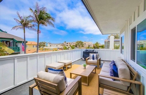 South Mission Beach Condo | Steps to Ocean + Bright Top Level Unit + Sun Deck