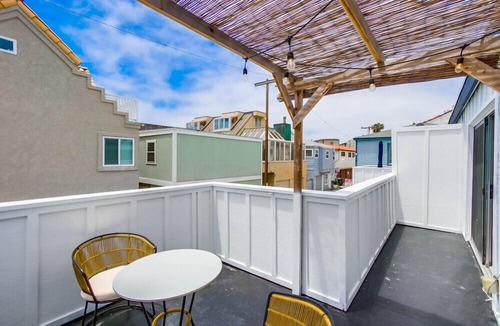 South Mission Beach Condo | Steps to Ocean + Bright Top Level Unit + Sun Deck