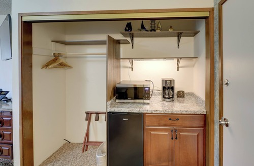 Otter Rock Apartment | Steps to Otter Crest Beach: Studio w/Resort Perks