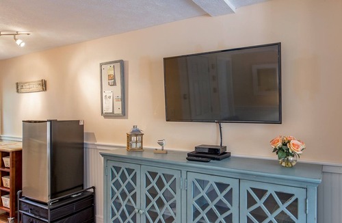 Southern Coast Apartment | Steps to Perkins Cove, Ogunquit, ME