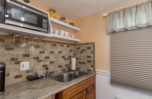Southern Coast Apartment | Steps to Perkins Cove, Ogunquit, ME