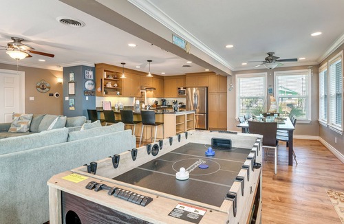 Pirates Beach House | Steps to Pirate Beach: Galveston Home w/Deck!