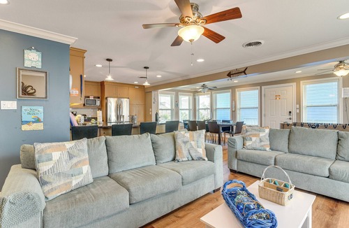 Pirates Beach House | Steps to Pirate Beach: Galveston Home w/Deck!