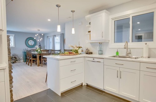 Leamington House | Steps to Point Pelee | Waterfront 3BR w/Fire Pit