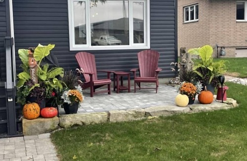 Leamington House | Steps to Point Pelee | Waterfront 3BR w/Fire Pit