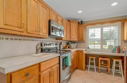 O'byrne House | Steps to Private Beach Access Pet-Friendly Fire Pit + Fenced Yard