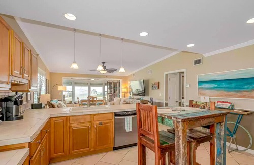 O'byrne House | Steps to Private Beach Access Pet-Friendly Fire Pit + Fenced Yard