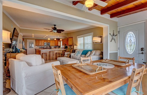 O'byrne House | Steps to Private Beach Access Pet-Friendly Fire Pit + Fenced Yard