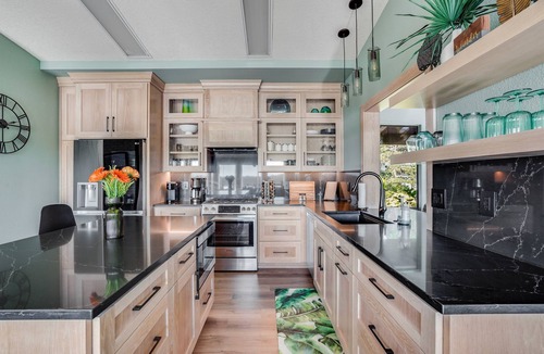 Florence House | Steps to Pvt Beach on River, HotTub @pinpointstays