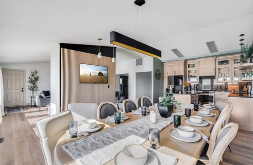 Florence House | Steps to Pvt Beach on River, HotTub @pinpointstays