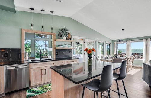 Florence House | Steps to Pvt Beach on River, HotTub @pinpointstays