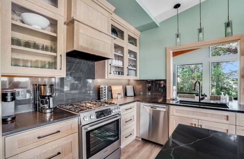 Florence House | Steps to Pvt Beach on River, HotTub @pinpointstays