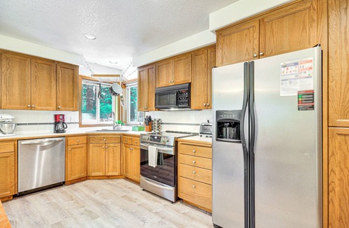 Mount Hood Village House | Steps to River! Rhododendron Family Retreat