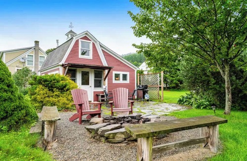 South Pomfret House | Steps to S6! Firepit, BBQ, Views! - Little House