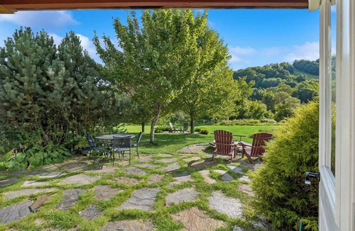 South Pomfret House | Steps to S6! Firepit, BBQ, Views! - Little House