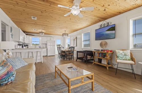 Southpointe House | Steps to Sand on Private Beach | Cozy 2BR Cottage