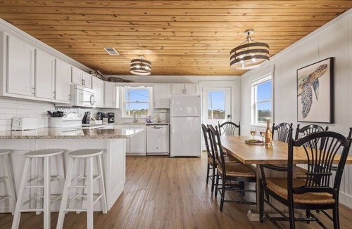 Southpointe House | Steps to Sand on Private Beach | Cozy 2BR Cottage