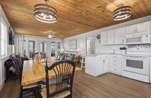 Southpointe House | Steps to Sand on Private Beach | Cozy 2BR Cottage
