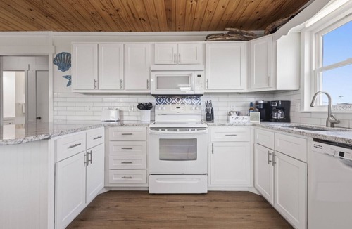 Southpointe House | Steps to Sand on Private Beach | Cozy 2BR Cottage