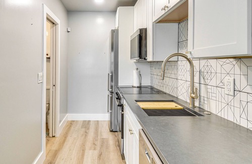 Rogers Seabreeze Apartment | Steps to Sand: Studio Stay in Daytona Beach!