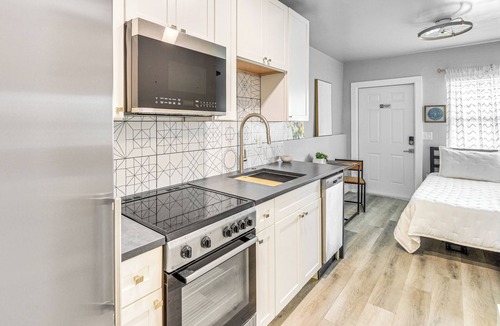 Rogers Seabreeze Apartment | Steps to Sand: Studio Stay in Daytona Beach!